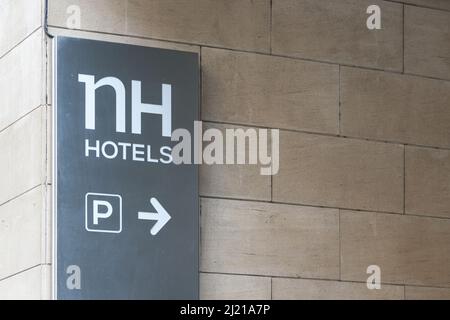 VALENCIA, SPANIEN - 28. MÄRZ 2022: Die NH Hotel Group ist ein spanisches multinationales Hotelunternehmen Stockfoto