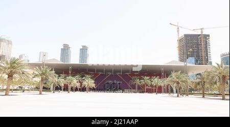 Doha, Katar. 29. März 2022. Blick auf das Doha Exhibition & Convention Center (DECC) im West Bay District. Das DECC wird am 1. April die Gruppenverlosung zur Weltmeisterschaft 2022 in Katar ausrichten. Quelle: Christian Charisius/dpa/Alamy Live News Stockfoto