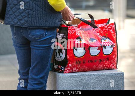 „Up tp Snow Good“ Red Christmas Penquin PEP&CO, Poundland, Damenbekleidung, PEP & CO Home, PEP&CO Stores Bag for Life. Wiederverwendbare Tasche aus 100 % recyceltem Kunststoff, Polyproplen, wiederverwendbare Einkaufstaschen für Life, Preston, Lancashire, Großbritannien Stockfoto