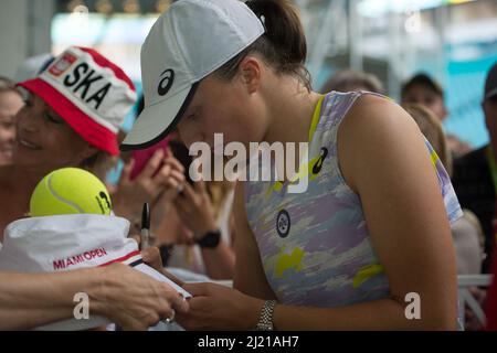 IGA Swiatek (POL) besiegte Coco Gauff (USA) 6-3, 6-1, bei den Miami Open, die am 28. März 2022 im Hard Rock Stadium in Miami Gardens, Florida, gespielt wurden: © Karla Kinne/Tennisclix/CSM Stockfoto