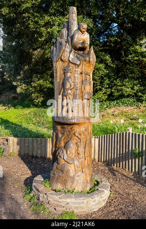 Geschnitzte Holzstatue, die den Eintrag von Owain Glyndwr nach Abergavenny im Jahr 1400 auf dem Gelände der Linda Vista Gardens Abergavenny South Wales UK darstellt Stockfoto
