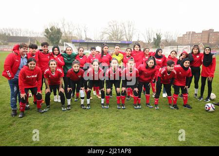 Die Spieler der Afghanistan Development Squad posieren für ein Foto vor ihrem Spiel gegen die Parlamentarische Frauenmannschaft im Dulwich Hamlet Football Club, Süd-London. Amnesty International UK startet seinen Fußball-Willkommensmonat – eine Initiative zur Aufnahme von Flüchtlingen und Asylsuchenden in die britischen Gemeinden – durch die Durchführung eines Fußballspiels zwischen dem afghanischen Entwicklungskommando und der parlamentarischen Frauenmannschaft. Bilddatum: Dienstag, 29. März 2022. Stockfoto