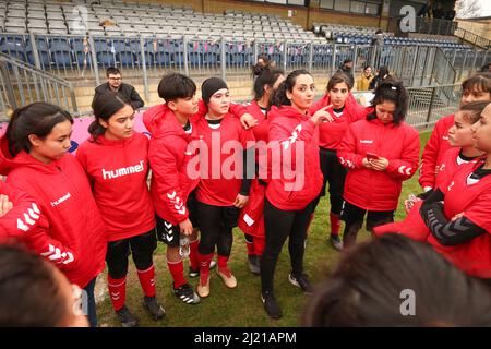 Spieler der Afghanistan Development Squad während eines Teamgespräks vor dem Start gegen das Parlamentarische Frauenteam im Dulwich Hamlet Football Club, Süd-London. Amnesty International UK startet seinen Fußball-Willkommensmonat – eine Initiative zur Aufnahme von Flüchtlingen und Asylsuchenden in die britischen Gemeinden – durch die Durchführung eines Fußballspiels zwischen dem afghanischen Entwicklungskommando und der parlamentarischen Frauenmannschaft. Bilddatum: Dienstag, 29. März 2022. Stockfoto
