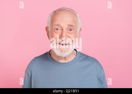 Foto von beeindruckt ältere graue Frisur Mann tragen blaues Hemd isoliert auf rosa Hintergrund Stockfoto