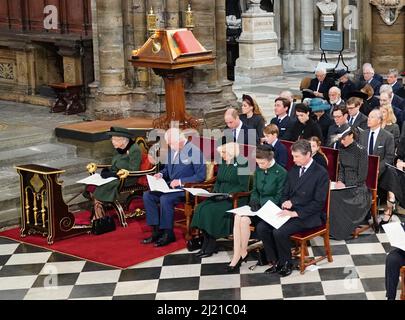 (Vordere Reihe von links nach rechts) Königin Elizabeth II., der Prinz von Wales und die Herzogin von Cornwall, die Prinzessin Royal, Vizeadmiral Sir Tim Laurence. (Zweite Reihe von links nach rechts) der Herzog von Cambridge, Prinz George, Prinzessin Charlotte, die Herzogin von Cambridge während eines Danksagungsgottesdienstes für das Leben des Herzogs von Edinburgh, in der Westminster Abbey in London. Bilddatum: Dienstag, 29. März 2022. Stockfoto