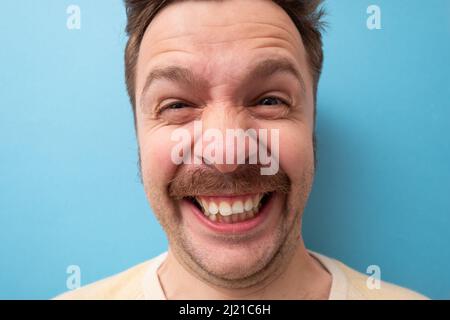 Porträt eines lustigen kaukasischen Mannes, der lacht Stockfoto