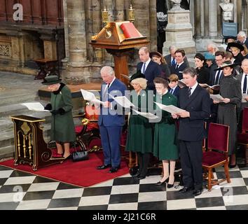 (Vordere Reihe von links nach rechts) Königin Elizabeth II., der Prinz von Wales und die Herzogin von Cornwall, die Prinzessin Royal, Vizeadmiral Sir Tim Laurence. (Zweite Reihe von links nach rechts) der Herzog von Cambridge, Prinz George, Prinzessin Charlotte, die Herzogin von Cambridge während eines Danksagungsgottesdienstes für das Leben des Herzogs von Edinburgh, in der Westminster Abbey in London. Bilddatum: Dienstag, 29. März 2022. Stockfoto