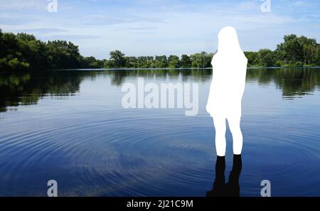 Suizid oder Tod durch Ertrinken Konzept mit menschlichen Figur im Wasser stehen Stockfoto