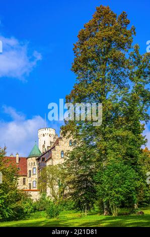 Schloss Lichtenstein in herbstlicher Kulisse, Schwäbische Alb bei Honau, Lichtenstein, Baden-Württemberg, Deutschland. Stockfoto