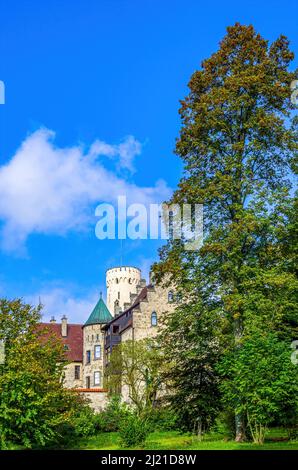 Schloss Lichtenstein in herbstlicher Kulisse, Schwäbische Alb bei Honau, Lichtenstein, Baden-Württemberg, Deutschland. Stockfoto