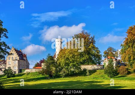 Schloss Lichtenstein in herbstlicher Kulisse, Schwäbische Alb bei Honau, Lichtenstein, Baden-Württemberg, Deutschland. Stockfoto