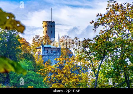 Fernsicht auf Schloss Lichtenstein in herbstlicher Kulisse, Schwäbische Alb bei Honau, Lichtenstein, Baden-Württemberg, Deutschland. Stockfoto