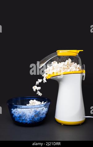 Hot Air Popcorn Popper Macht Popcorn Stockfoto