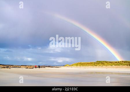 Erstaunlicher Regenbogen über Carrickfad von Portnoo am Narin Strand in der Grafschaft Donegal Irland. Stockfoto