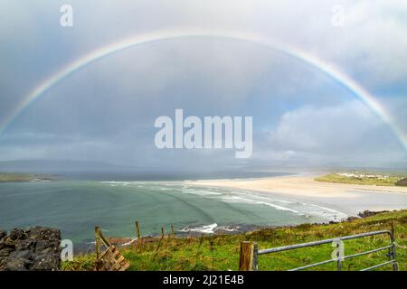 Erstaunlicher Regenbogen über Narin Strand bei Portnoo in der Grafschaft Donegal Irland. Stockfoto