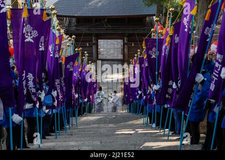 iida, nagano, japan, 2022/24/03 , Shinto Priester klettern die Stufen, die zum Schrein von Omiya gegen Ende der religiösen Prozession, wo t Stockfoto