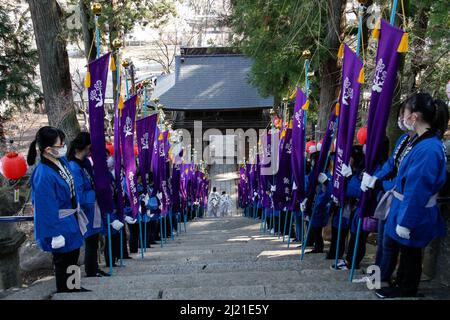 iida, nagano, japan, 2022/24/03 , Shinto Priester klettern die Stufen, die zum Schrein von Omiya gegen Ende der religiösen Prozession, wo t Stockfoto