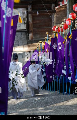 iida, nagano, japan, 2022/24/03 , Shinto Priester klettern die Stufen, die zum Schrein von Omiya gegen Ende der religiösen Prozession, wo t Stockfoto