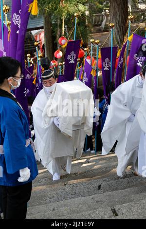 iida, nagano, japan, 2022/24/03 , Shinto Priester klettern die Stufen, die zum Schrein von Omiya gegen Ende der religiösen Prozession, wo t Stockfoto