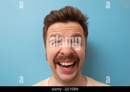 Porträt eines lustigen kaukasischen Mannes, der lacht Stockfoto