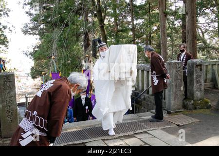 iida, nagano, japan, 2022/24/03 , Shinto Priester klettern die Stufen, die zum Schrein von Omiya gegen Ende der religiösen Prozession, wo t Stockfoto