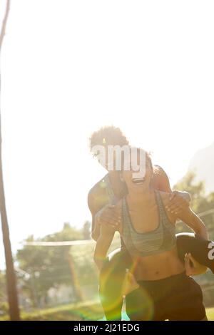 Beim Training haben wir immer großen Spaß. Eine kurze Aufnahme eines sportlichen jungen Paares, das den Tag im Freien verbringt. Stockfoto