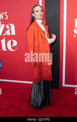 New York, Usa. 28. März 2022. Jordan Roth trägt orangenen Mantel von Valentino bei der Eröffnungsnacht zur Wiederbelebung der Plaza Suite von Neil Simon im Hudson Theatre (Foto: Lev Radin/Pacific Press) Quelle: Pacific Press Media Production Corp./Alamy Live News Stockfoto