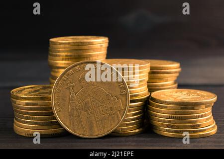 Ukrainisches Geld. Ukrainische Stahlmünzbezeichnungen von 1 Griwna auf dunklem Hintergrund. Bild von Great Volodymyr, Übersetzen von Volodymyr Velykyy auf dem Funke Stockfoto