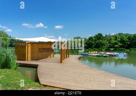 Csonakazo zu Bootssee in Sarvar Ungarn Wasseraktivität Stockfoto