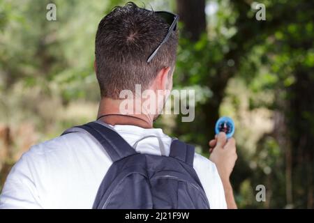 Der Reisende hält den Kompass in der Hand Stockfoto