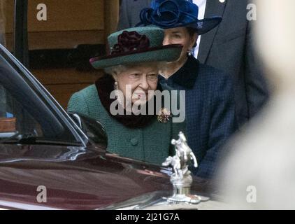 London, Großbritannien. 29. März 2022. KÖNIGIN ELIZABETH II. Verlässt die Westminster Abbey in Westminster nach einem Gottesdienst zum Thanksgiving für das Leben von Prinz Philip, dem Herzog von Edinburgh. Die Gemeinde, die fast ein Jahr nach dem Tod des Herzogs von Edinburgh stattfindet, umfasste Mitglieder der britischen und ausländischen königlichen Familie, Mitglieder der Familie des Herzogs und Vertreter der DukeÕs Patronaten und Wohltätigkeitsorganisationen. Bildnachweis: Ben Cawthra/Sipa USA **KEINE Verkäufe in Großbritannien** Bildnachweis: SIPA USA/Alamy Live News Stockfoto