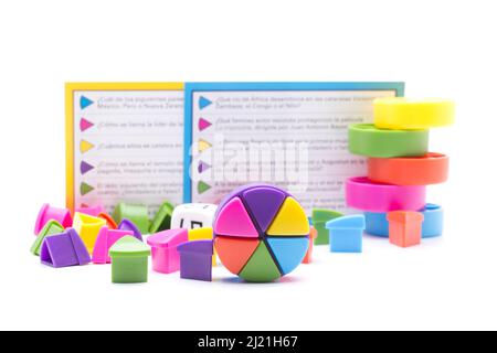 Farbige Dreiecke, die in einem Kreis angeordnet sind Stockfoto