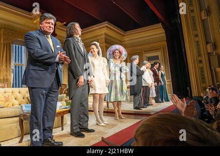 New York, Usa. 28. März 2022. Sarah Jessica Parker, Matthew Broderick und Cast Pose während des Vorhangaufrufs zur „Plaza Suite“ Opening Night in New York City. Kredit: SOPA Images Limited/Alamy Live Nachrichten Stockfoto