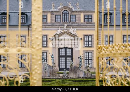 Hannover, Deutschland. 29. März 2022. Das Goldene Tor und die Galerie Herrenhausen im Hintergrund. Die Sonderausstellung „Was bedeutet Barock hier? Fürst*in, Garten Hofkultur' im Museum Schloss Herrenhausen werden in vier Themenbereichen Facetten von Entstehung und Gestaltung des Großen Gartens präsentiert. Quelle: Ole Spata/dpa/Alamy Live News Stockfoto