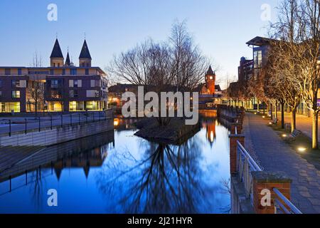 Kirche St. Antonius und alter Rathausturm mit Dinkel am Abend, Deutschland, Nordrhein-Westfalen, Münsterland, Gronau Stockfoto