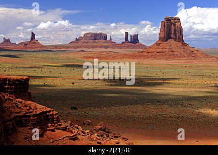 Blick durch das Nordfenster auf die Buttes, USA, Arizona, Monument Valley National Park Stockfoto