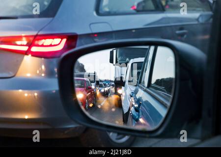 Stau wegen Vollsperrung auf der Autobahn A1, Blick aus dem Auto, Deutschland, Nordrhein-Westfalen, Bergisches Land, Wuppertal Stockfoto