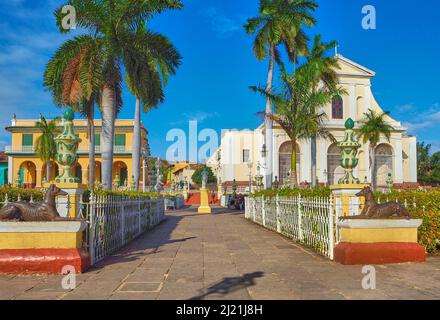 Plaza Mayor im Zentrum von Trinidad, Kirche der Heiligen Dreifaltigkeit (rechts) und Palacio Brunet (links), Kuba, Sancti Spiritus, Trinidad Stockfoto