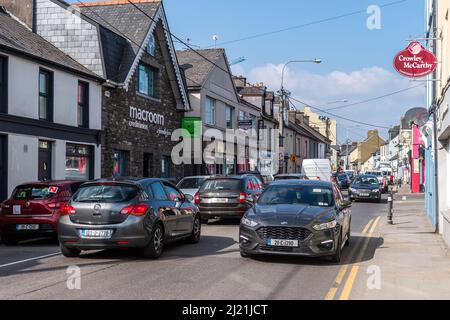 Macroom, West Cork, Irland. 29. März 2022. Die Sonne schien in Macroom für den Markt heute. Viele verschiedene Stände wurden gehandelt und boten eine große Auswahl für die Käufer. Durch Macroom war der Verkehr sehr stark, und die Umgehungsstraße wurde nicht für weitere anderthalb Jahre fertiggestellt. Quelle: AG News/Alamy Live News Stockfoto