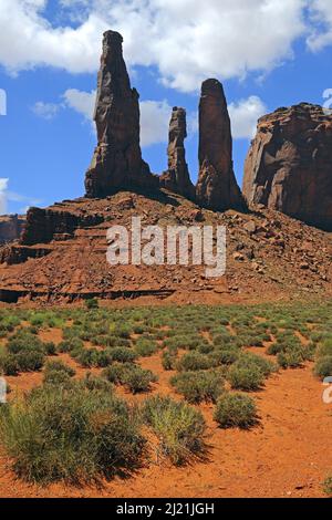 Three Sisters Rock Formation im Abendlicht, USA, Arizona, Monument Valley National Park Stockfoto