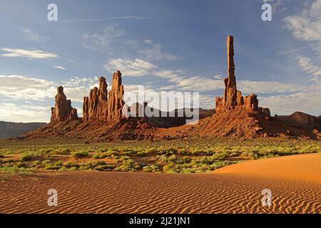 Totem Pole und Yei Bi Chei bei Sonnenaufgang, USA, Arizona, Monument Valley National Park Stockfoto