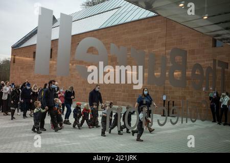 Glasgow, Schottland, 29. März 2022. Die eifrige Öffentlichkeit trifft am Eröffnungmorgen des Burrell Collection Museums ein, in dem die Sammlung des Schiffsmagnaten Sir William Burrell untergebracht ist, nachdem es für eine 6-jährige Renovierung und Modernisierung, die 68million £kostet und von John McAslan + Partners durchgeführt wurde, im Pollok Park in Glasgow, Schottland, geschlossen wurde. 29. März 2022. Foto: Jeremy Sutton-Hibbert/Alamy Live News. Stockfoto