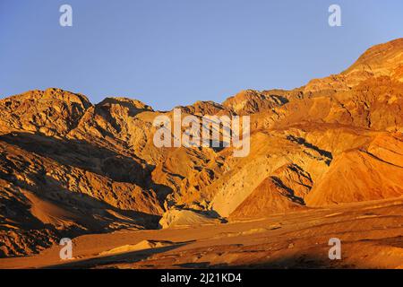 Felsformationen am Artist Drive im Abendlicht, USA, Kalifornien, Death Valley National Park Stockfoto