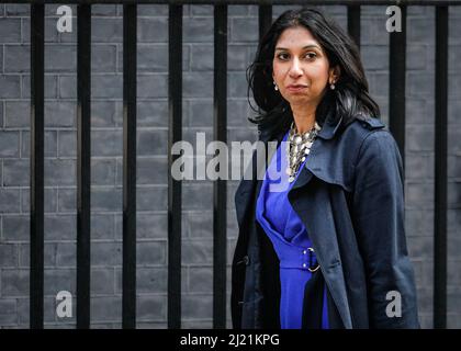 Suella Braverman QC MP, Generalanwältin Minister nehmen an einem Kabinettstreffen in Downing Street, Westminster, London, Großbritannien, Teil Stockfoto