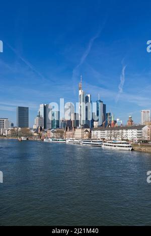 Stadt Frankfurt mit Hochhäusern am Finanzdistrikt, Main mit Touristenbooten im Vordergrund Stockfoto