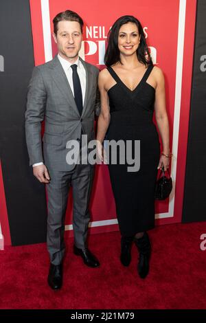 28. März 2022, New York, New York, USA: Ben McKenzie und Morena Baccarin nehmen an der Eröffnungsnacht zur Wiederbelebung der Plaza Suite von Neil Simon im Hudson Theatre Teil (Bildquelle: © Lev Radin/Pacific Press via ZUMA Press Wire) Stockfoto