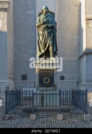 Denkmal für Johann Gottfried von Herder in Weimar, Geermany. Bronzestatue vor der Kirche St. Peter und Paul auf dem Herder Platz. Stockfoto