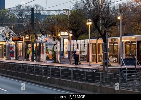 Straßenbahn an der Haltestelle Tonhalle/Ehrenhof am frühen Morgen Stockfoto