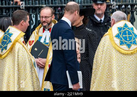 London, Großbritannien. 29. März 2022. Prinz George und Prinzessin Charlotte, zusammen mit dem Herzog und der Herzogin von Cambridge, als sie die Westminster Abbey nach dem Erntedankfest-Gottesdienst für das Leben von S.H. Prinz Philip, Herzog von Edinburgh, verlassen. Kredit: Stephen Chung / Alamy Live Nachrichten Stockfoto