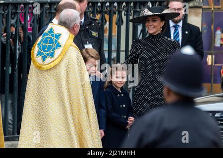 London, Großbritannien. 29. März 2022. Prinz George und Prinzessin Charlotte, zusammen mit dem Herzog und der Herzogin von Cambridge, als sie die Westminster Abbey nach dem Erntedankfest-Gottesdienst für das Leben von S.H. Prinz Philip, Herzog von Edinburgh, verlassen. Kredit: Stephen Chung / Alamy Live Nachrichten Stockfoto